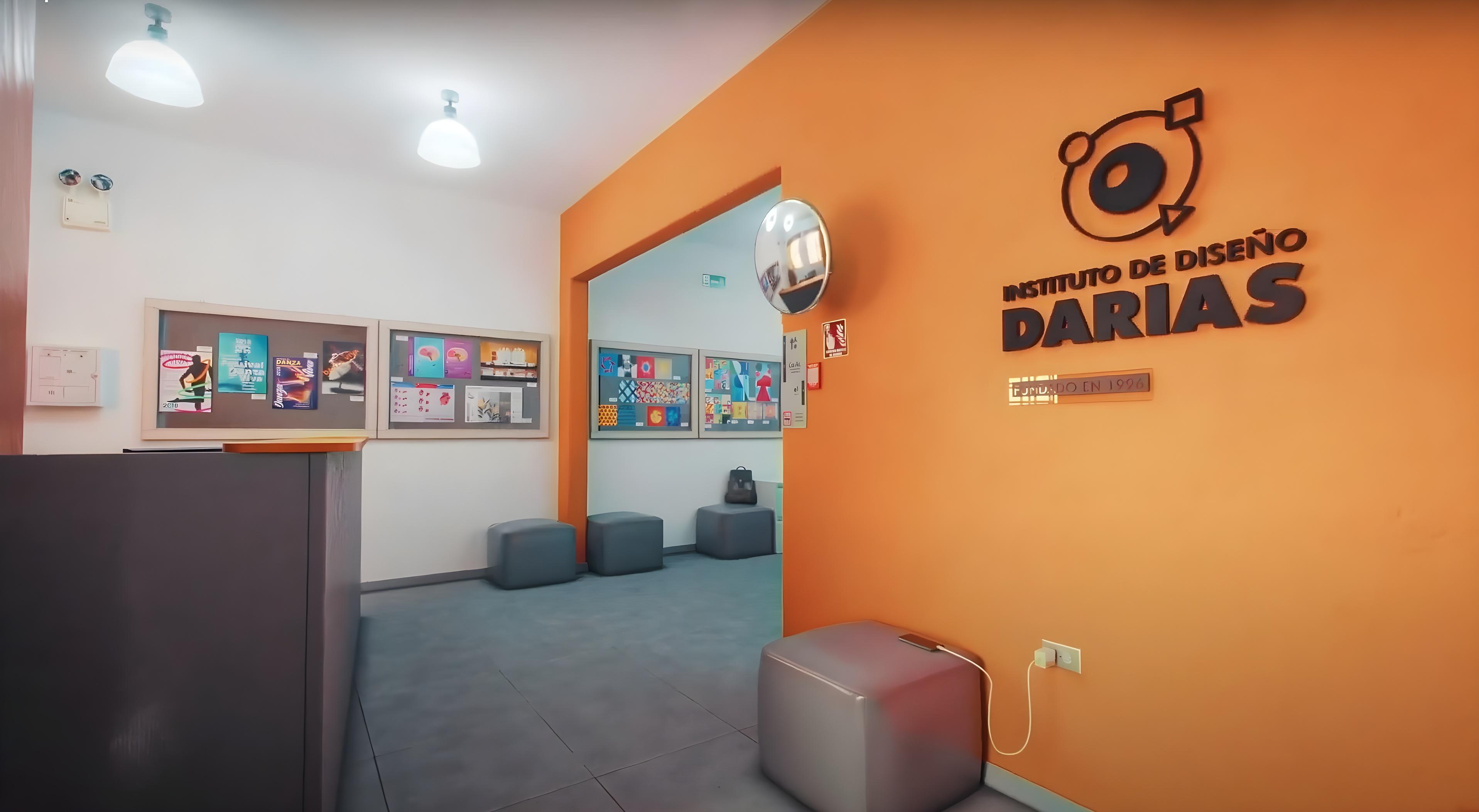 Espacios internos del Instituto de Diseño Darias en Caracas, la casa naranja del diseño.