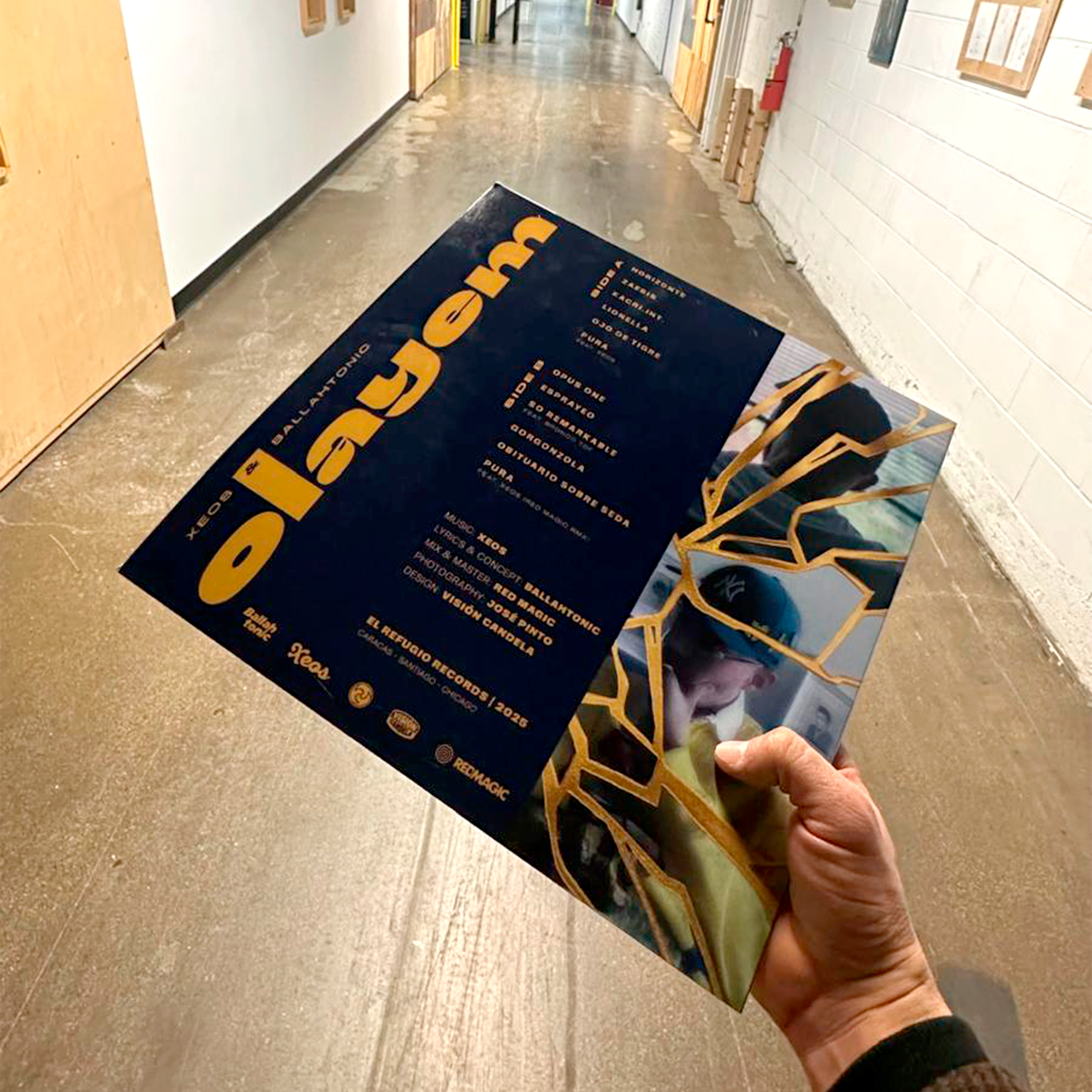 Portada del disco Olayem impreso. Se puede notar el anverso del disco mientras alguien lo sostiene con una mano.